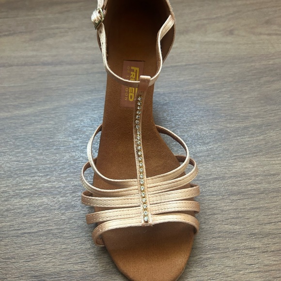 Freed of London Women's Tan Strappy Sandals - Picture 1 of 3